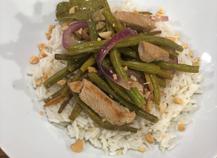 Dinde sautée au gingembre, haricots verts et riz parfumé au combawa