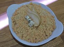 Crumble de poires poêlées au sirop d’érable, noisette et fourme d’Ambert