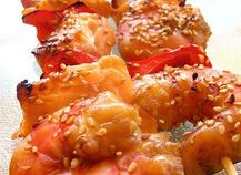 Brochettes de saumon et de crevettes marinées à la sauce gingembre soja panées aux graines de sésame