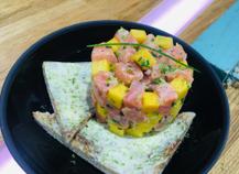 Tartare de saumon fumé à la mangue et toasts au beurre de citron vert