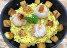 Saint-Jacques et riz sauté à l'ananas au curry et basilic