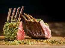 Carré d'agneau aux herbes en croûte