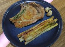 Côte de veau parfumée au romarin et asperges blanches au citron