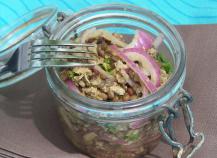 Salade épicée de lentilles, thon et oignons rouges