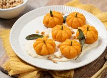 Voici comment faire simplement des gnocchis en forme de citrouilles pour Halloween !