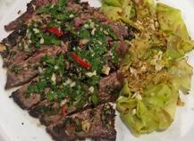 Bavette de boeuf sauce chimichurri et poireaux grillés