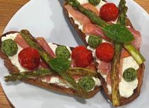 Bruschetta aux asperges vertes, mozzarella Di Bufala et jambon de Parme