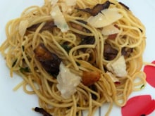 Spaghettis aux cèpes en persillade, ail rôti et parmesan