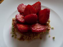 Tarte fraise-rhubarbe au muesli
