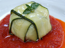 Charlotte de courgettes au chèvre frais, coulis de poivrons