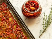 Pourquoi payer une fortune au supermarché quand on peut faire ces tomates cerises confites maison