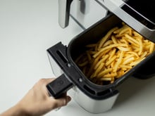 Air fryer contre four : temps, coût, taux de matière grasse, voici qui remporte le match après un test avec la cuisson de frites
