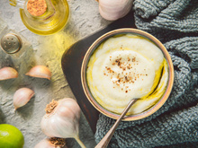 "C’est carrément ma drogue dure” : connaissez-vous le “toum”’, une sauce à l’ail libanaise idéale pour accompagner vos viandes !