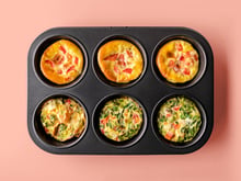 Moule à muffins : l'astuce magique pour préparer des mini-frittatas aux légumes d'été sans poêle et en 15 minutes chrono