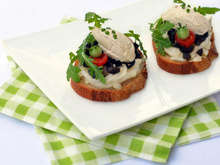 Tartines oignons, olives et thon