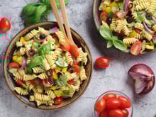 Pour un pique-nique ou un déjeuner sur le pouce, voici 3 salades de pâtes à faire en 15 minutes cet été !