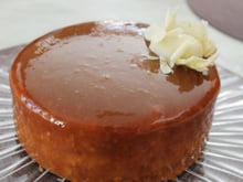 Entremets caramel, insert vanille et croustillant praliné