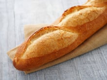 Votre baguette de pain est rassise ? Voici la méthode facile pour la rendre à nouveau consommable !