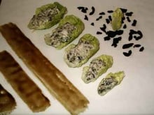 Feuilles de sucrine, crème de fromage de chèvre  aux olives noires balsamique réduit