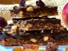 Carré croustillant en chocolat, biscuit spéculoos et sa compotée de fruits secs
