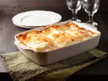 Et si on changeait de la tartiflette ? Essayez ces lasagnes montagnardes express à la raclette