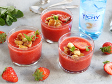 Gaspacho de fraises et croûtons de brioche perdue
