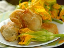 Comment cuisiner les fleurs de courgettes ? Le chef italien Denny Imbroisi nous livre 3 recettes pour les sublimer !