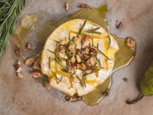 Elle se prépare en 3 minutes ! Testez notre meilleure recette de camembert rôti au four aux noix et au miel