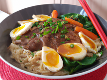 Ramen bœuf comme une omelette, petits légumes verts et bœuf au gingembre