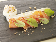 Saumon de Norvège fumé, asperges blanches en vinaigrette mimosa