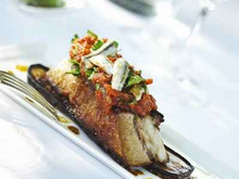 Tendrons de veau de lait et aubergines confites, chutney de tomate en aigre doux persillé et Boquerones