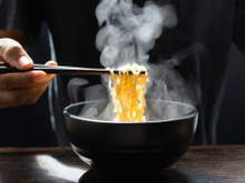 Voici pourquoi vous devriez faire du bruit en mangeant votre ramen !
