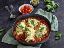 Poulet au pesto, tomates et mozzarella