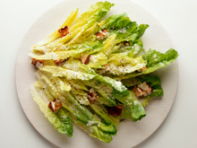 La salade César : histoire et recette d’un grand classique bistrotier