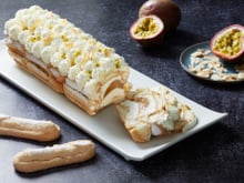 Bûche de Noël légère à la noix de coco et aux fruits de la passion