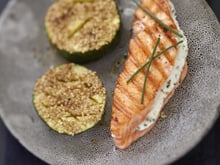 Saumon écossais Label Rouge grillé au fromage frais et à la ciboulette, courgettes au sésame