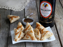 Triangles de crêpes aux pommes, sauce caramel au rhum
