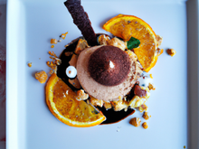 Crème au chocolat-praliné sur lit croustillant à la noisette et sa mousse à l'orange.