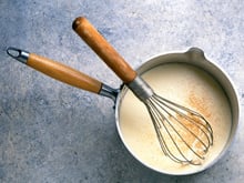 Béchamel trop épaisse : voici l'astuce magique des chefs pour lui redonner de l'onctuosité sans beurre