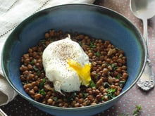 Salade de lentilles aux herbes et aux œufs pochés