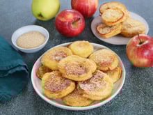 Pas besoin de friteuse ! Cette recette de beignets aux pommes à faire à la poêle est idéale pour se régaler en automne