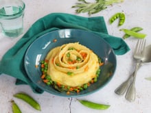 Raviole géante au beurre de sauge, carottes et petits pois