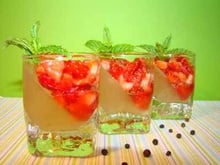 Mini verrines épicées : gelée de rhubarbe vanillée, et tartre de fraise au poivre Malabar