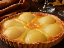 “C’est bon de la manger tiède” : Philippe Etchebest partage sa recette de tarte bourdaloue, ce délice facile aux poires !