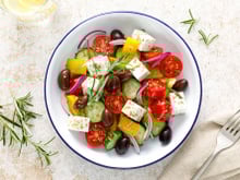 Comment faire une vraie salade grecque ? Découvrez les secrets de la cheffe Dina Nikolaou