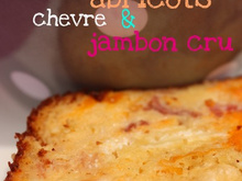 Cake aux abricots, chèvre, jambon et noisettes