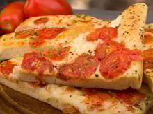 Focaccia aux tomates, fromage et origan