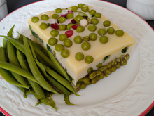 Cake vert au basilic garni de petits pois, haricots verts et surimi