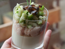 Panna cotta d'asperges, fromage de chèvre au saumon, tartare de grany smith, chips de radis