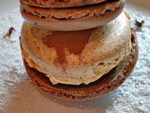 Un gros macaron café  sur une glace pain d'épices, miel marbré de moka